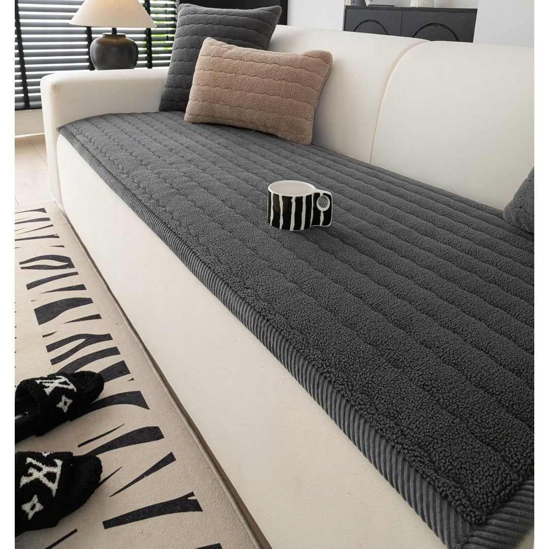 Divano confortevole grigio